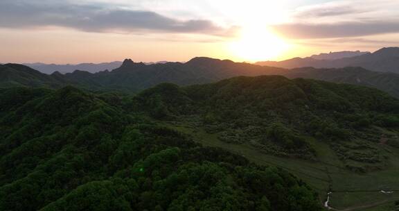 4K草原日出延时风景摄影逆光建筑红色朝霞