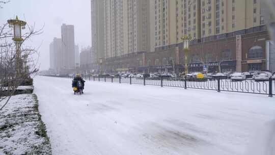 4k北方城市下大雪雪中送外卖的小哥外卖员