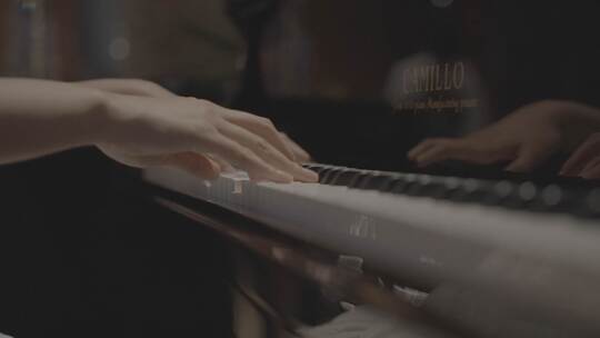 4K中灰钢琴弹奏视频素材模板下载