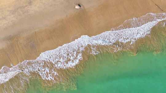 大海海边海水海浪沙滩海滩航拍海岸线风景唯