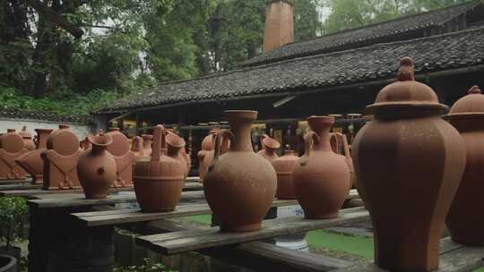 江西景德镇旅游摆放整齐的陶瓷手工艺品瓷器