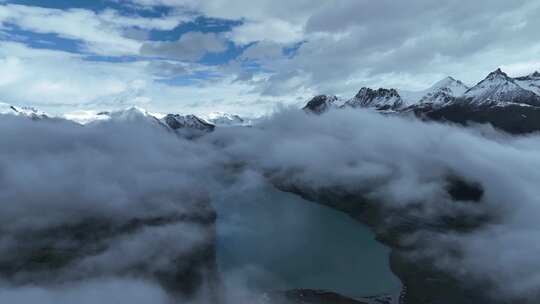 航拍西藏那曲萨普神山云雾缭绕冰湖景观