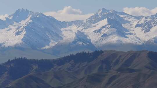 航拍新疆伊犁那拉提雪山风景