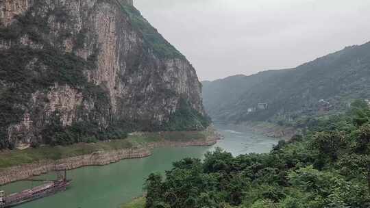 货船行驶在雨天的乌江上面