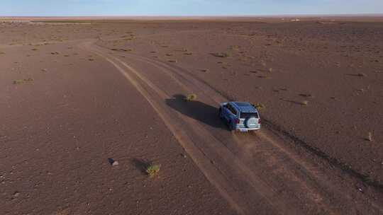 越野车行驶在无人区戈壁荒漠中