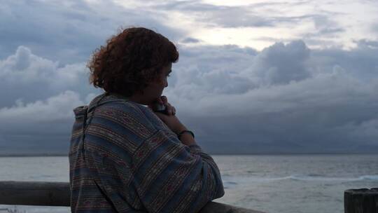 海边女人忧郁孤独失恋负面情绪回忆想念