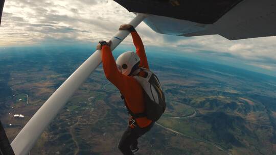 跳伞运动员悬挂在飞机上视频素材模板下载
