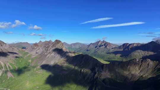 航拍川西大哇梁子垭口高山草原牧场风光