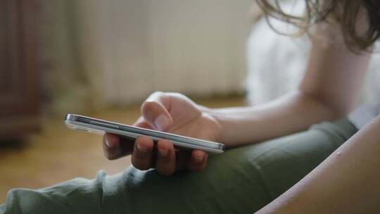 女性手持智能手机操作画面