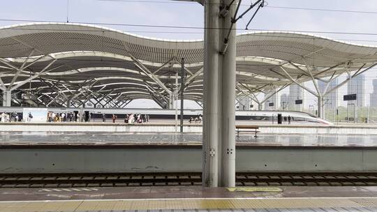 长沙南站高铁站站台旅客等火车