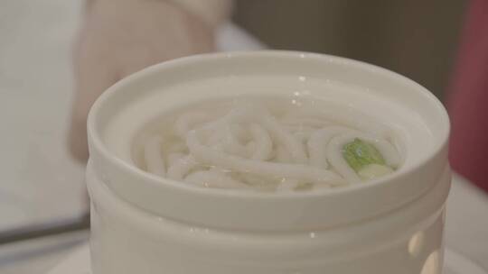 一位红衣女子在星际餐厅用餐