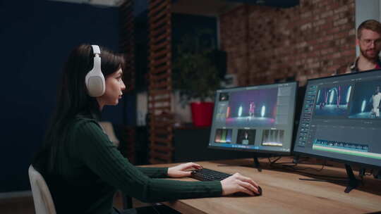 创意工作室女性声音设计师使用专业软件制作音乐视频的蒙太奇视频素材模板下载