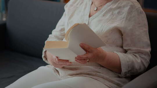 退休妇女阅读文学书籍以获取知识