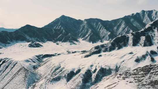 白雪覆盖的落基山脉