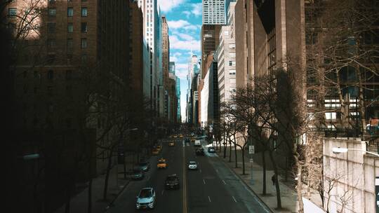 城市高楼窄街道