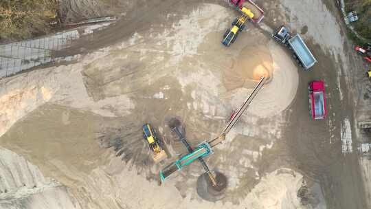 挖掘机正在采砂场工作视频素材模板下载