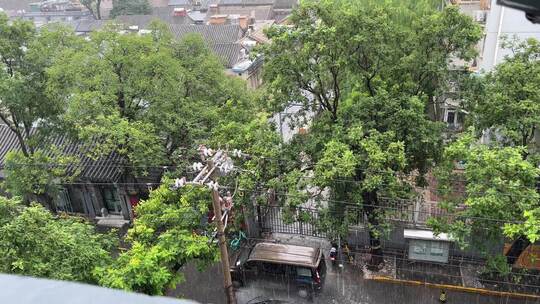 北京胡同下雨
