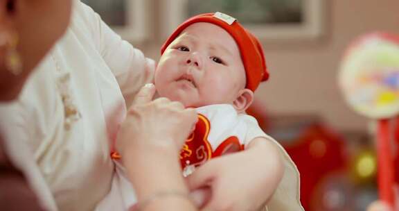 满月婴儿满月喜庆元素一家人其乐融融