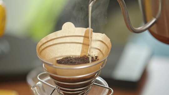 用咖啡壶手冲咖啡滤纸倒热水特写