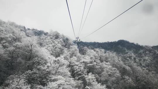 贵州铜仁梵净山索道观赏雪景