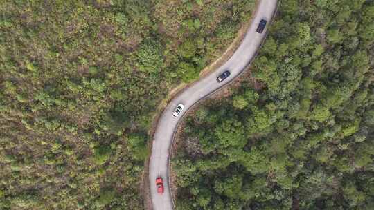 车队在山路里飞驰航拍跟车