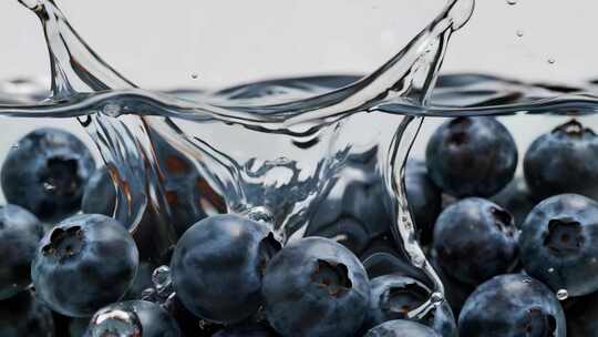 蓝莓入水溅起水花特写