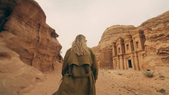 女人在沙漠中行走