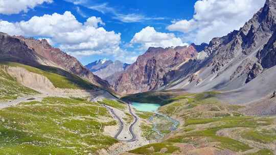 航拍新疆独库公路沿途风景视频素材模板下载
