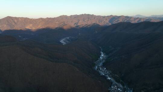 航拍山脉地质公园沟壑峰峦风光雄威高山湖泊