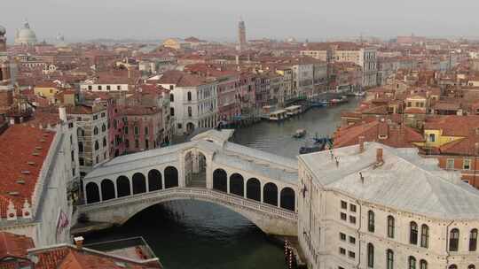 里亚托桥鸟瞰图：意大利威尼斯大运河上最古老的桥梁