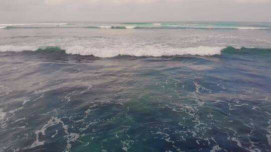 高清航拍海滩海浪