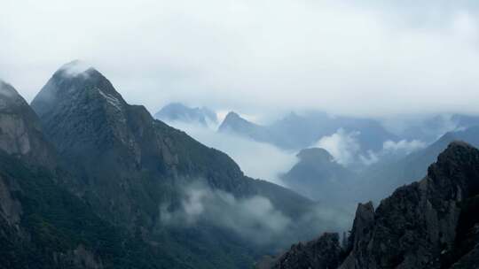 云雾缭绕的壮美山峰风景