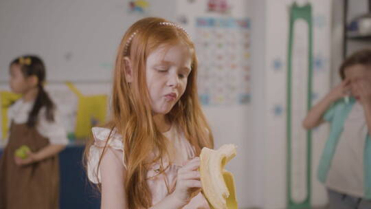 吃香蕉的女孩特写