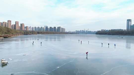 全民健身冬季室外活动冰面滑冰冰雪运动东北