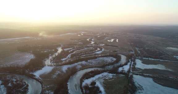 日落时的冰冻河流