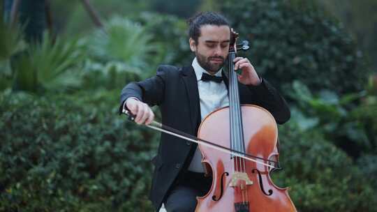 外国男人拉大提琴演奏音乐
