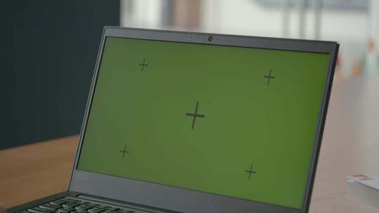 使用绿屏电脑绿幕抠背画面可替换居家办公视频素材模板下载