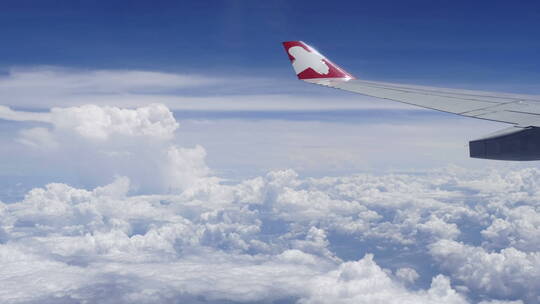 飞机机翼和天上的云