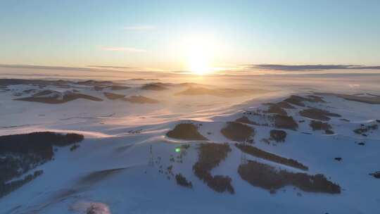 丘陵雪原灿烂夕阳壮丽景观