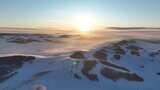 丘陵雪原灿烂夕阳壮丽景观高清在线视频素材下载