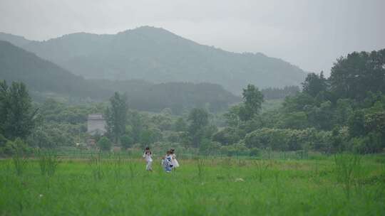 大山里的留守儿童奔跑在田野上可调色