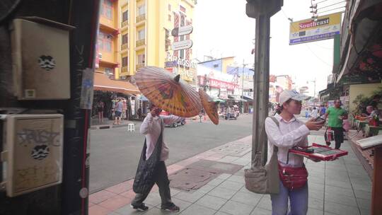 街头的卖伞的男子