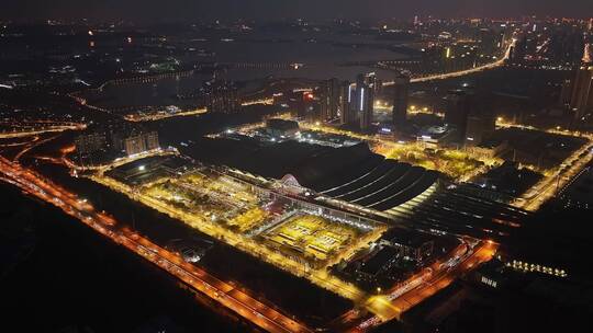 武汉火车站夜景推近镜头