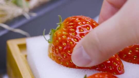 草莓用清水冲洗视频素材模板下载