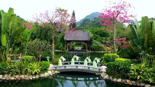 园林中古装女子桥上起舞场景