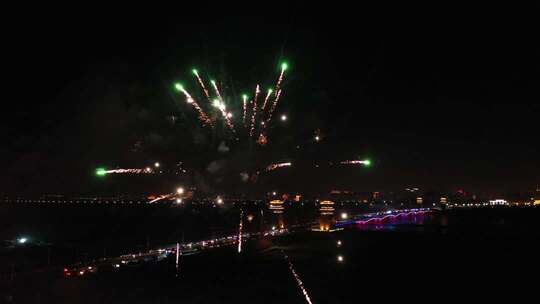 夜空绽放的绚烂烟花