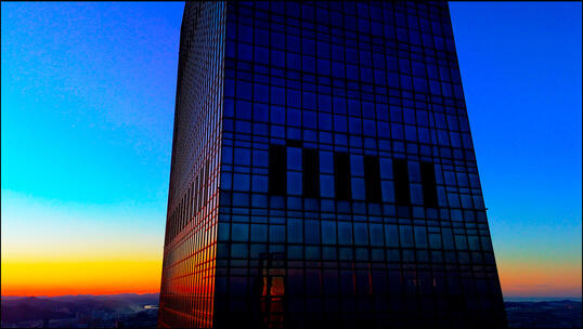 夕阳下的大连中心裕景爬升到顶dlogm原片高清在线视频素材下载