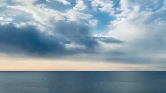 天空下广阔的海面风景