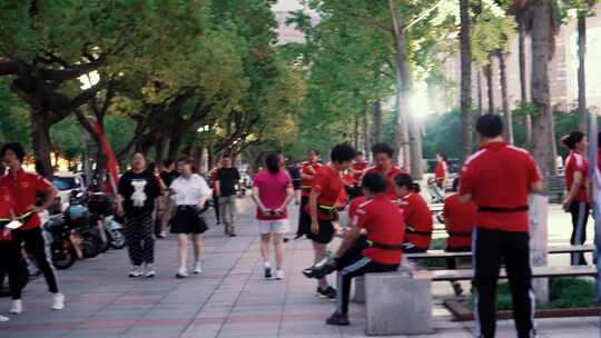 台州市市民广场跳广场舞的人群