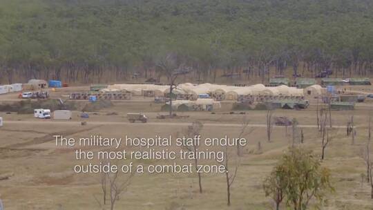 陆军战斗医院训练士兵应对战场上的医疗紧急情况视频素材模板下载